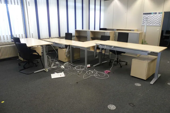 3x Schreibtischarbeitsplatz mit 1x Konferenztisch und 2x Besucherstuhl Schreibtische: Maße in cm ca. 200 x 80 / Konferenztisch: Maße in cm ca. 160 x 80